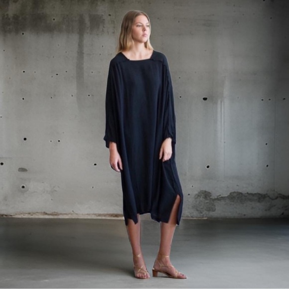 Black Crane Dome Dress in Black Oversized raw edges contrast, wool, One size - Picture 2 of 16
